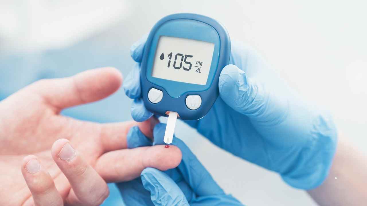 You are currently viewing Diet Tips to Lower Blood Sugar Levels: A Comprehensive Guide for Indians 2025